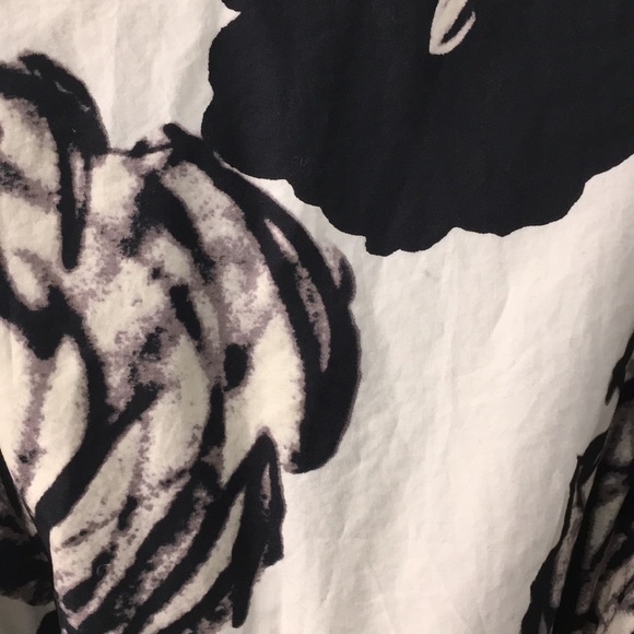 A black and white dress - Picture 3 of 3